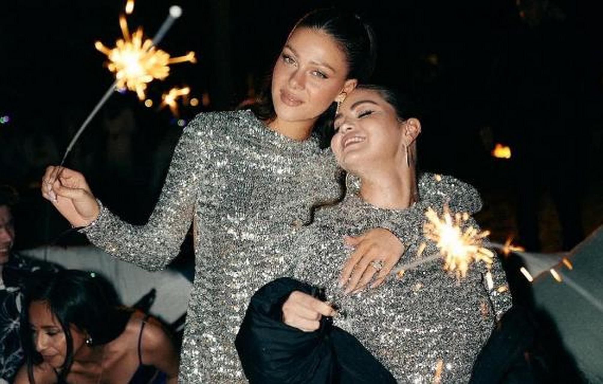 【赛琳娜和妮可拉这对新晋闺蜜,穿闺蜜装迎新年秀美腿】 赛琳娜和