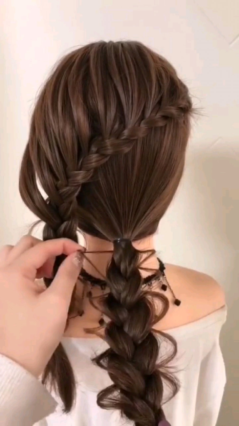 国庆假期到了~少不了各种婚庆~教您一款婚礼晚会发型~简单优雅~人人称