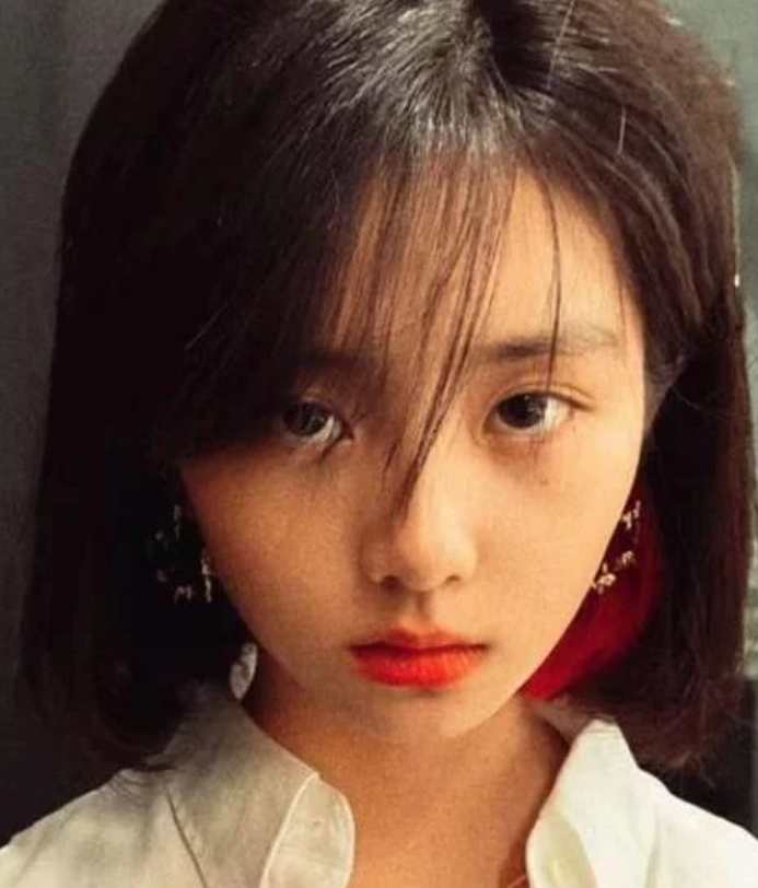 黄磊女儿红唇抢镜,表情高冷成熟,15岁初中生素颜也很漂亮