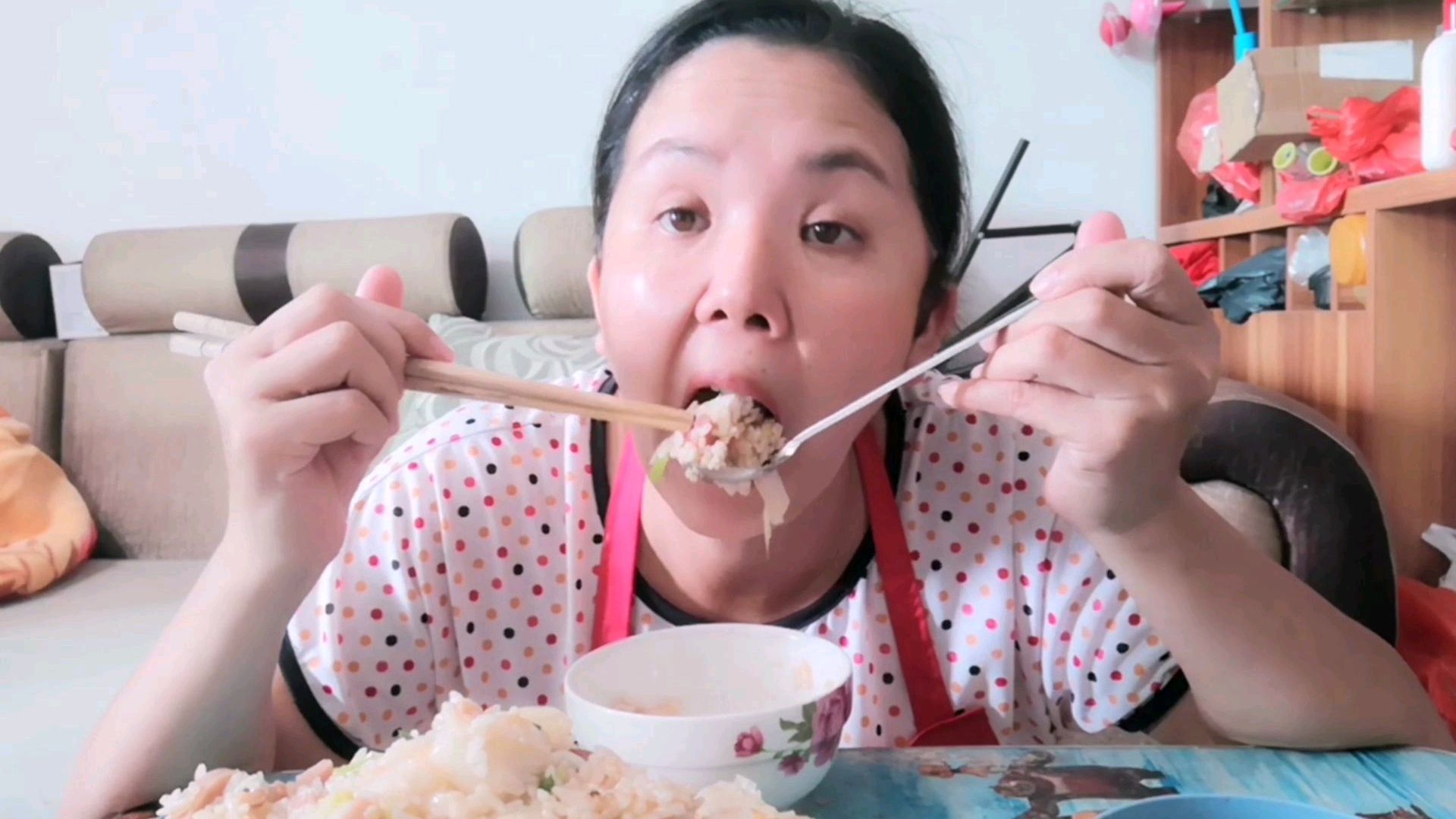 莉子今天换口味,做大白菜火腿炒饭,香气四溢,隔屏幕都闻到香味