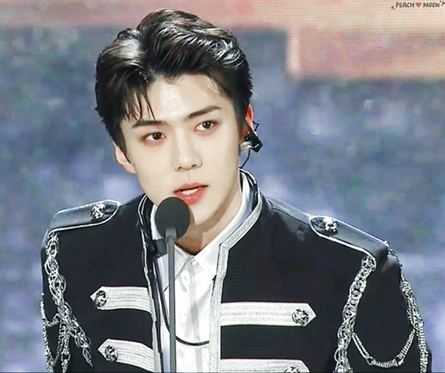 14岁那年,他进入了娱乐公司,开始了为期四年的练习生生涯.