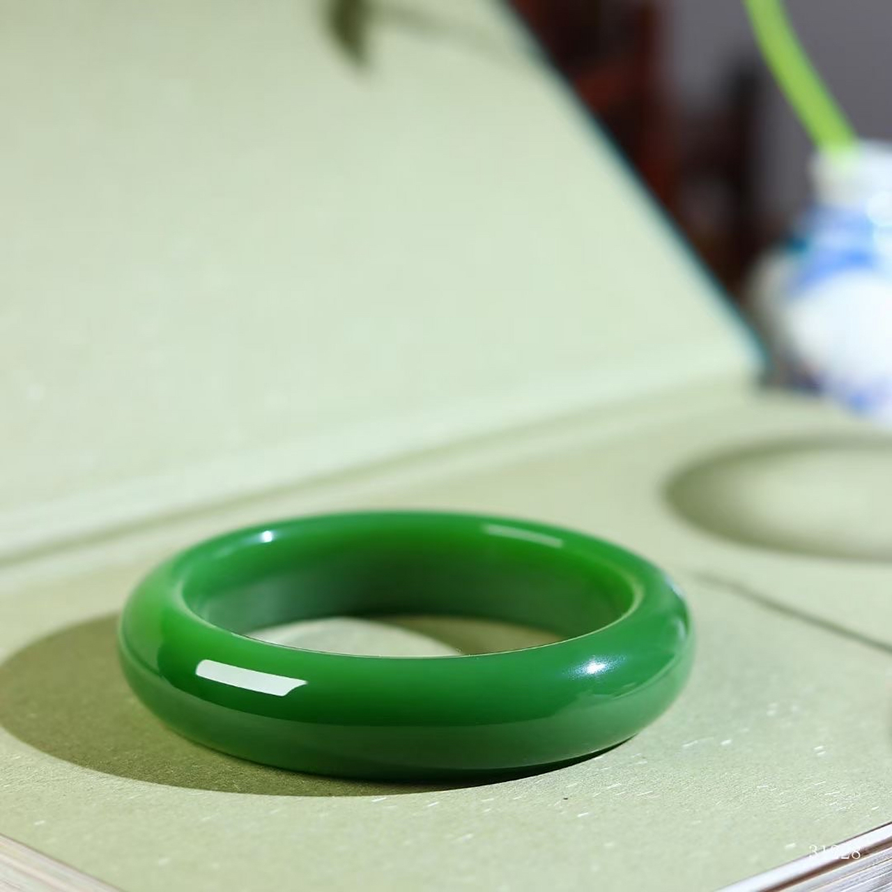 和田碧玉镯,阳绿色极美,碧色浓艳,鲜嫩如春芽碧水,色泽均匀一致,条形