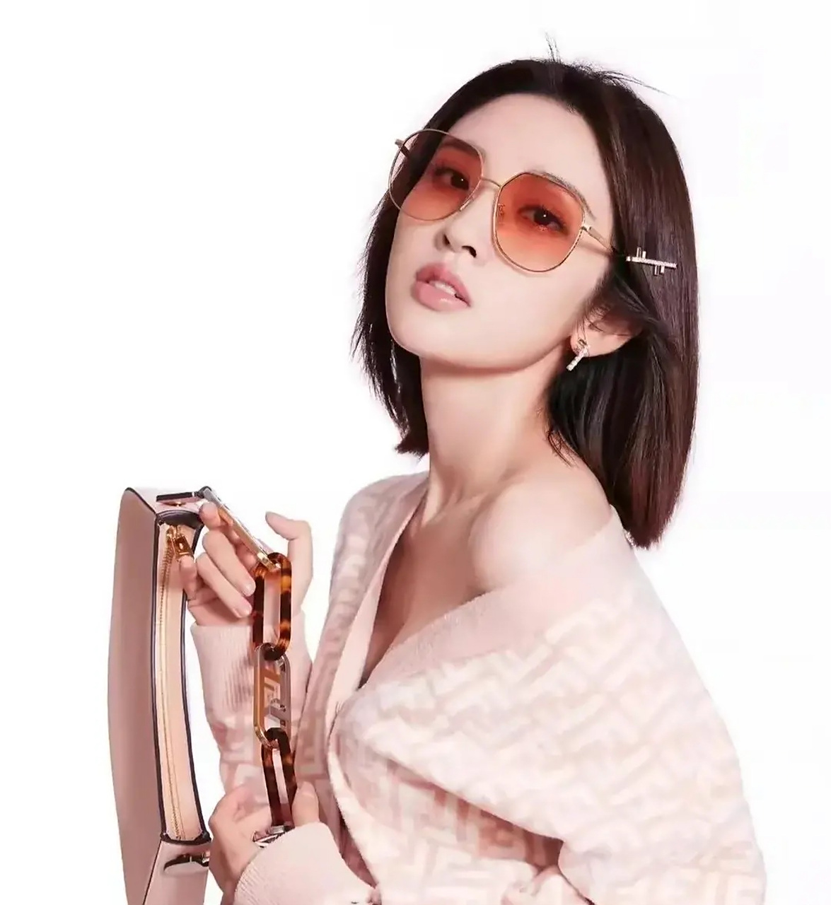 前面是黑色无肩内衣配白色长裤 很有气质佳人美女风范,第三张唐艺昕