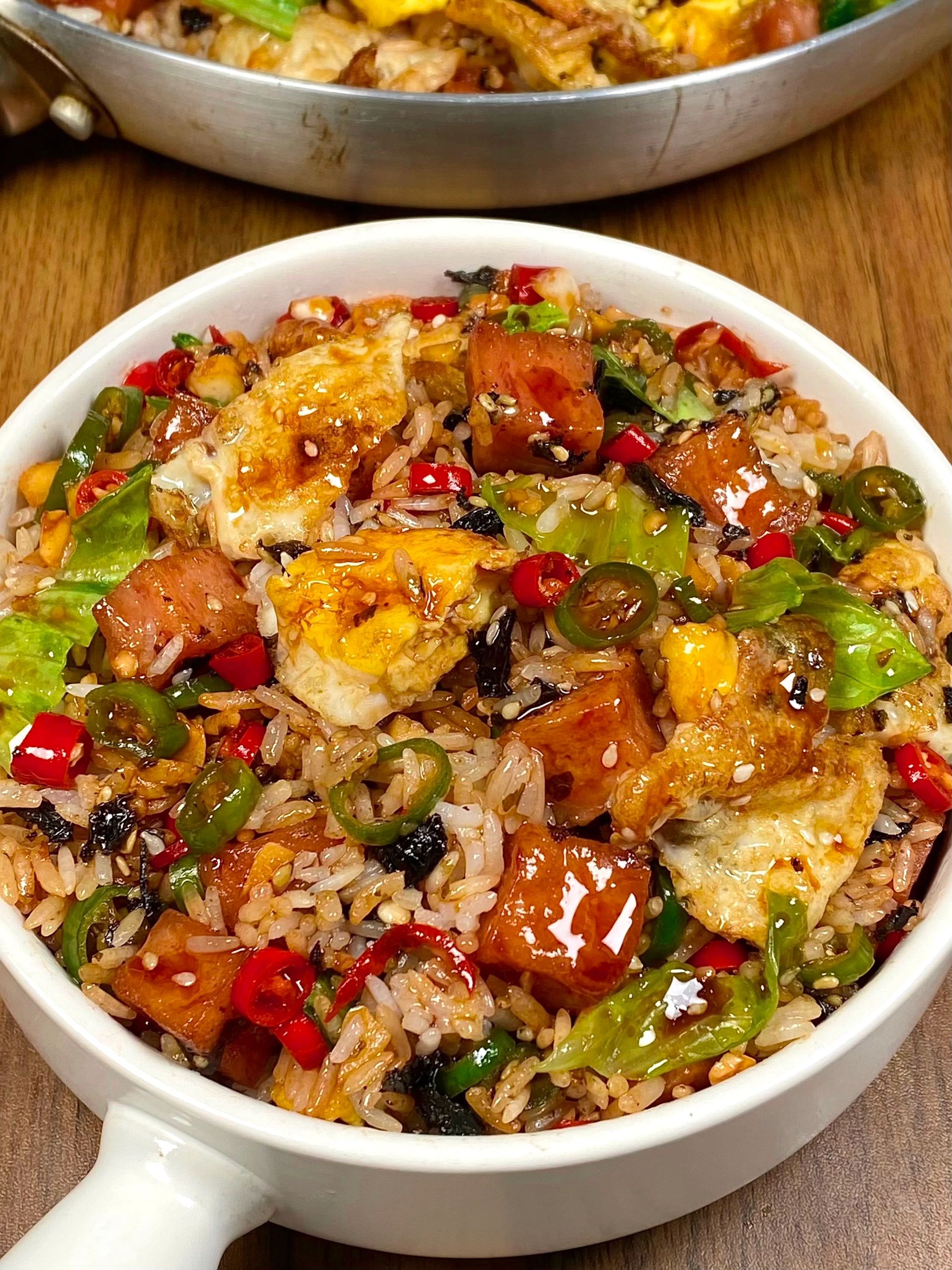 r]再发一次 清爽又美味焦香的午餐肉丁香嫩的煎蛋裹满料汁的米饭