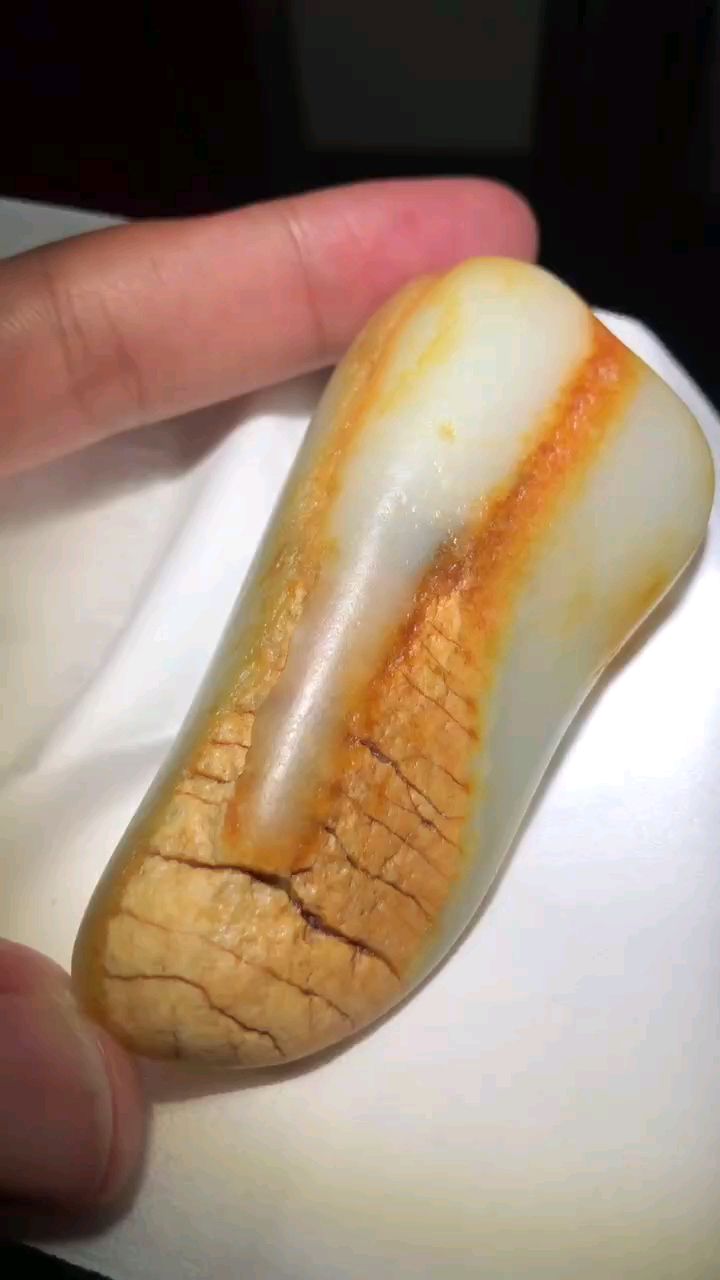 涨知识:新疆和田玉籽料原石中,带僵的原石普遍肉细,串僵料除外