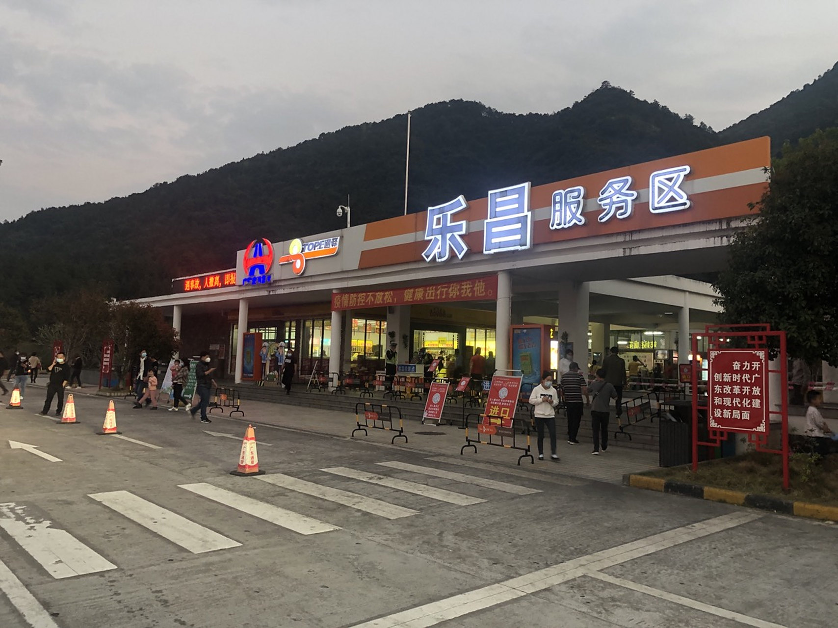 过了粤北服务区并线行驶入三车道的乐广高速,乐昌-广州高速公路简称乐