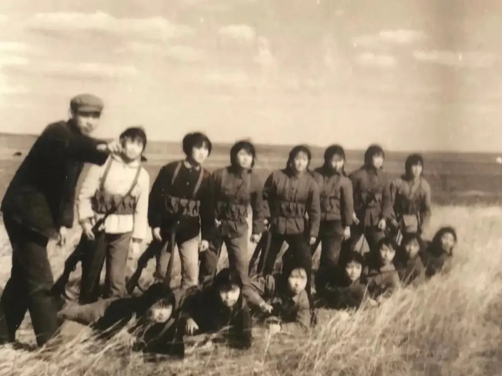 老照片,呼玛女民兵 图中,全副武装的女民兵,是黑龙江省呼玛县呼玛镇