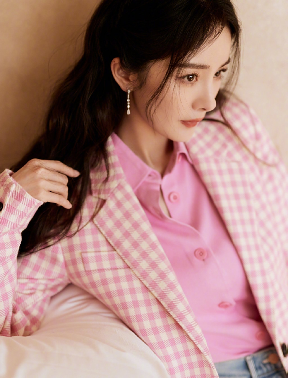 杨幂# 一袭粉色格子西装配牛仔裤,脚蹬白色高跟鞋,雪肤玉貌的容颜
