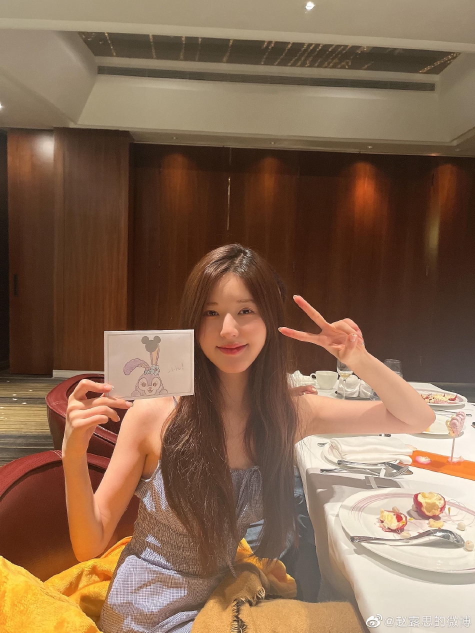 组图：赵露思穿公主裙游迪士尼手拿气球等烟花少女心十足