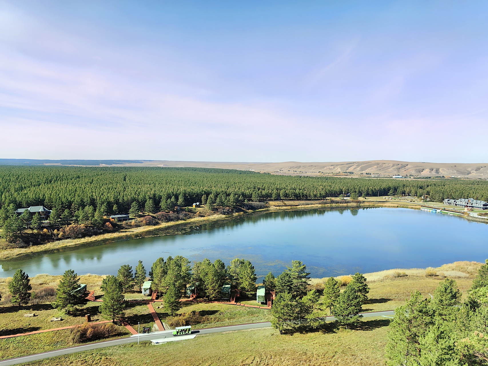 国庆节期间的天气太给力了,晴朗暖和,于是开车去了呼伦贝尔红花尔基