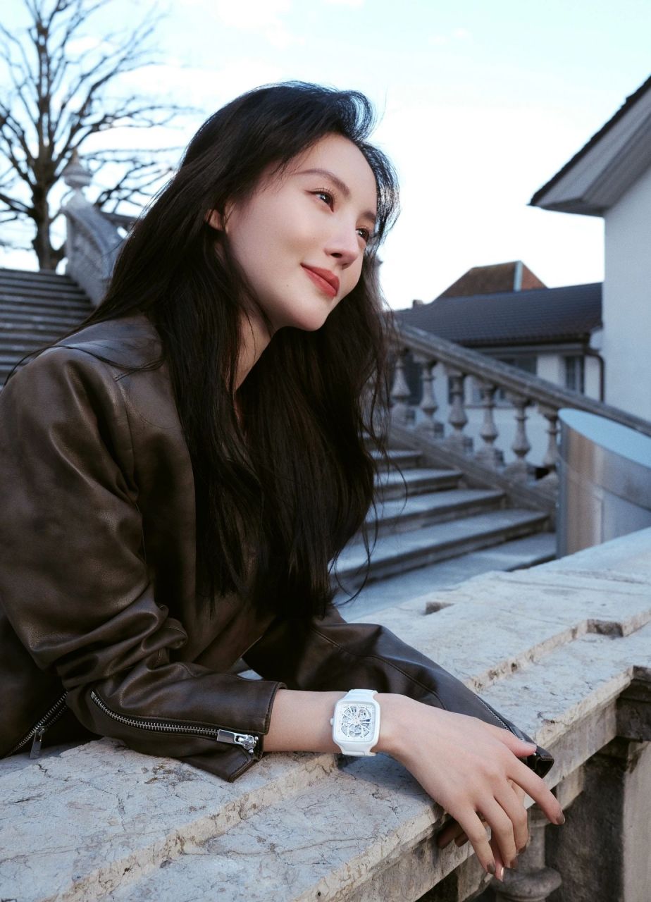 金晨晒街拍私服穿搭,穿咖色皮衣搭配黑色喇叭裤,脚踩英伦范单鞋,又酷