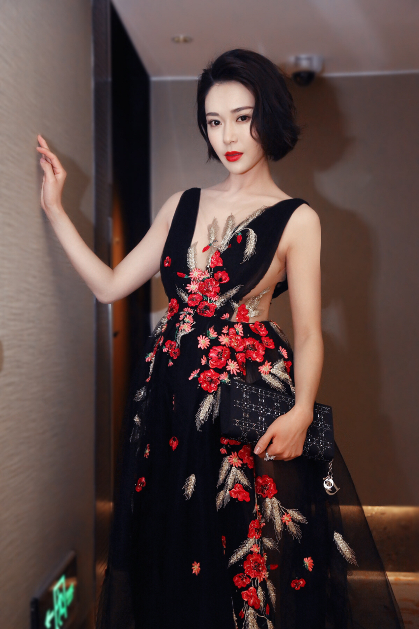 胡然,出生于天津市滨海新区,毕业于中国传媒大学,中国内地女演员.