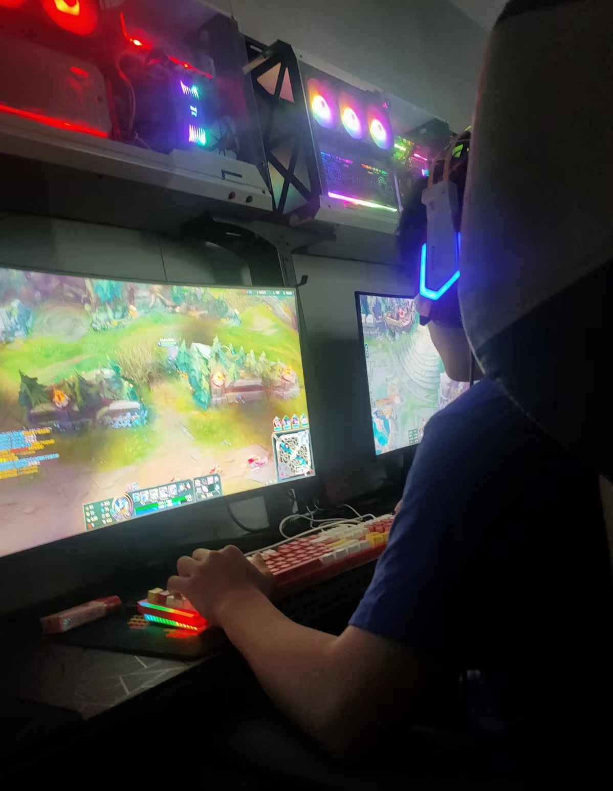 熬夜打游戏中午网吧通宵玩梦幻网吧少年 吃泡面网吧通宵显示屏图片