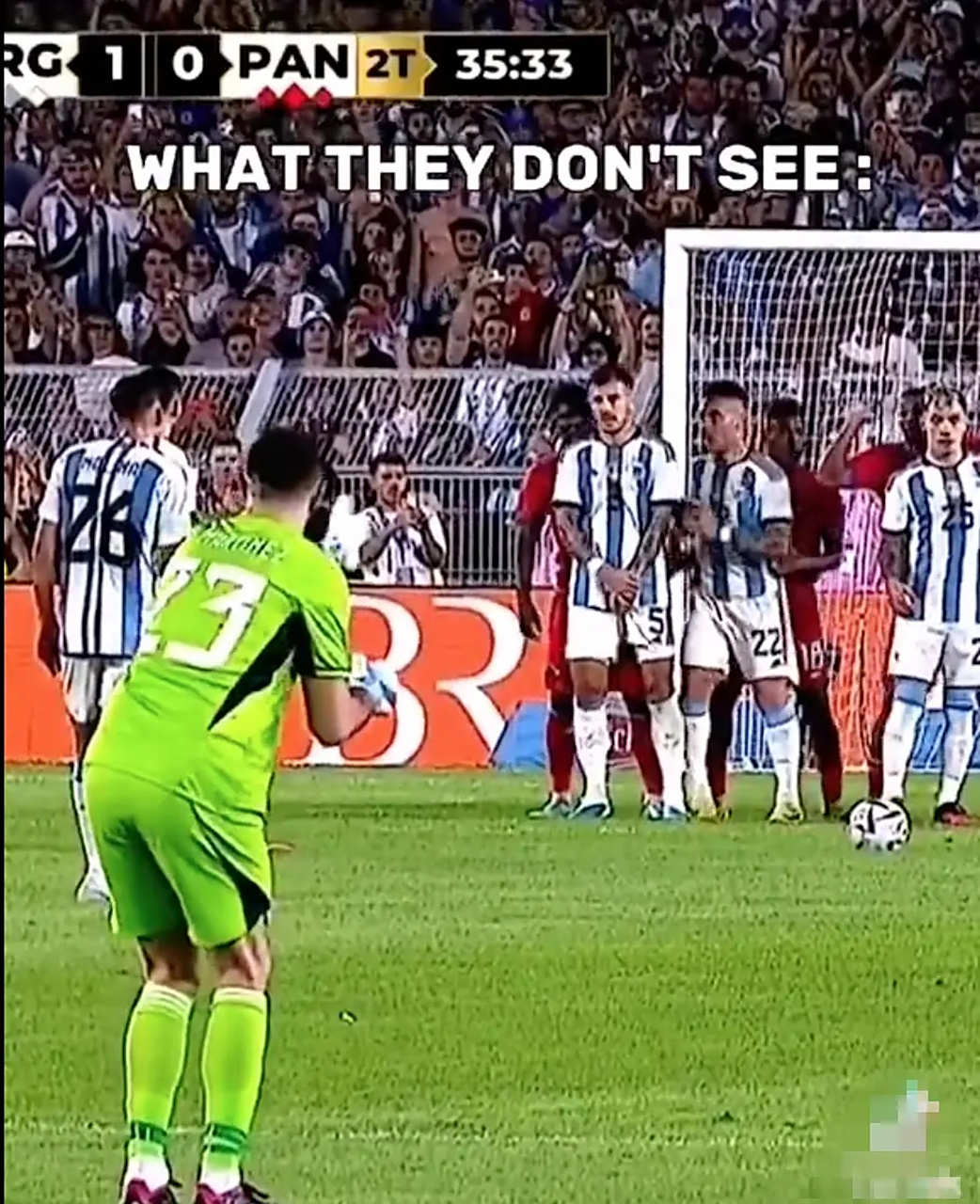 一个被忽视的细节,对巴拿马的比赛,梅西主罚任意球时,阿根廷门将