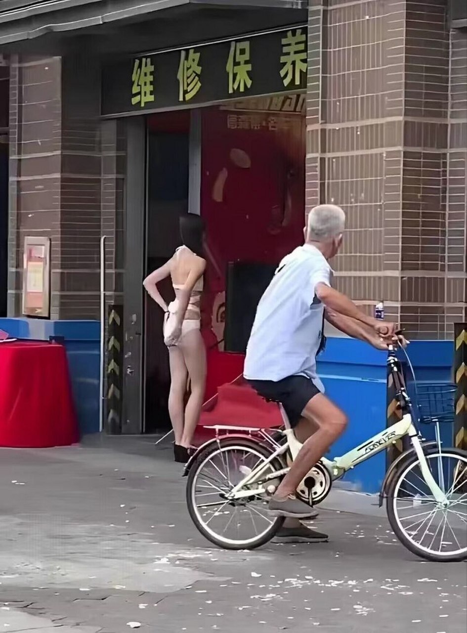 老大爷看来是想给自己的三八大杠保养保养了