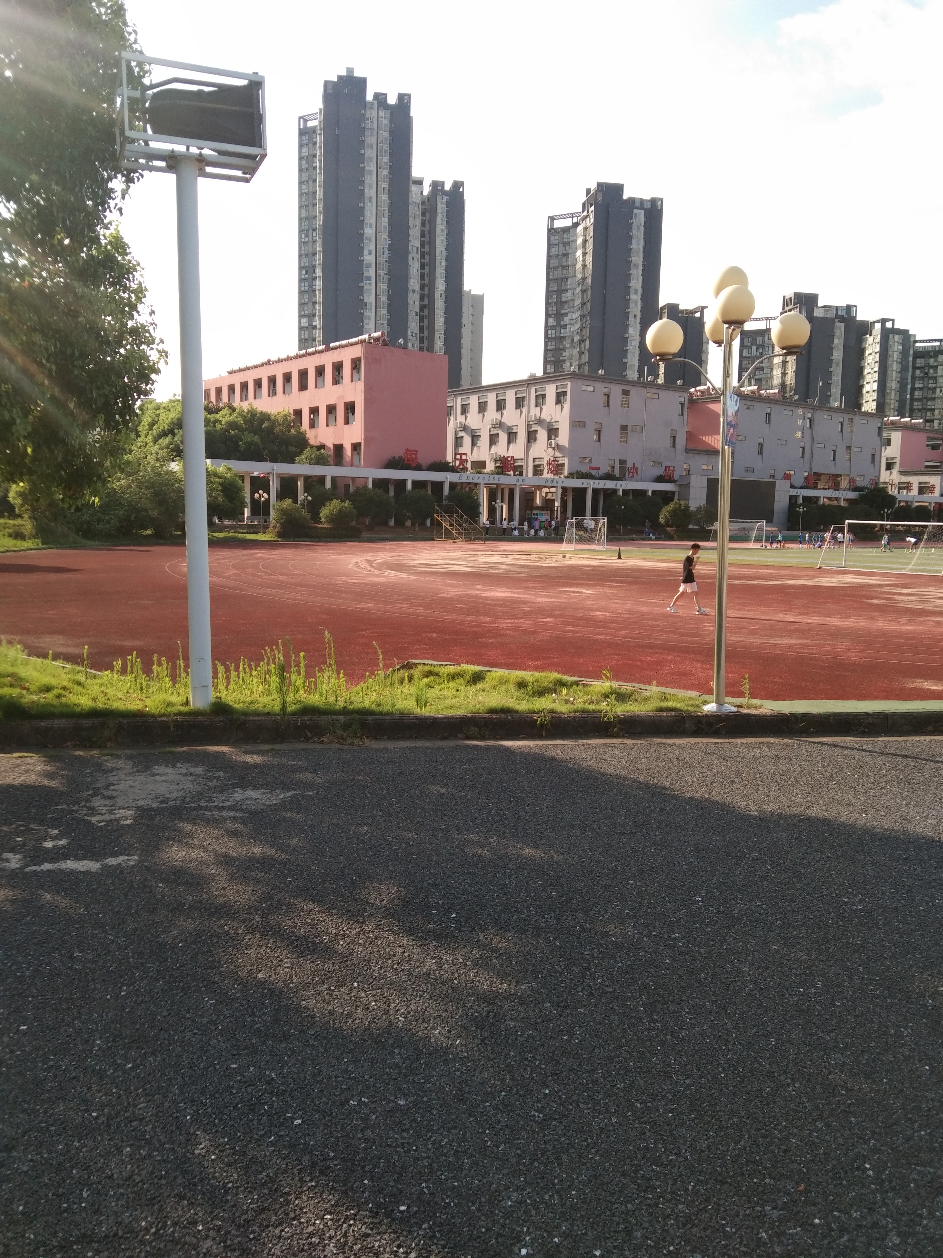 校内足球忙训练, 运球传切有招式