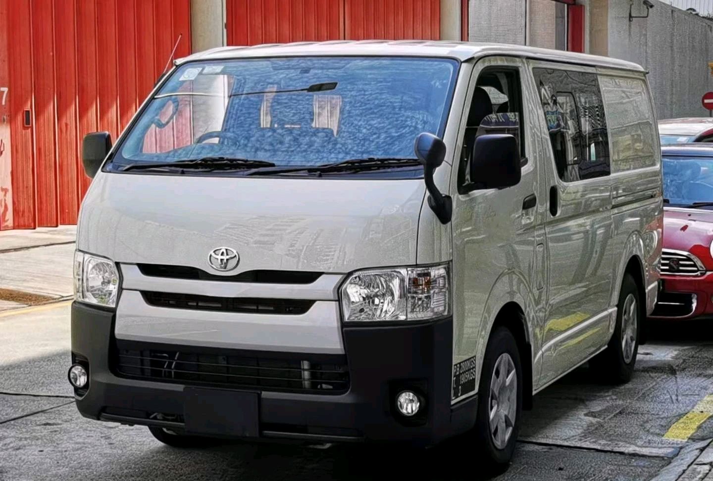 "货运版"丰田海狮街头实拍,空间宽大,造型规整,依然相当实用