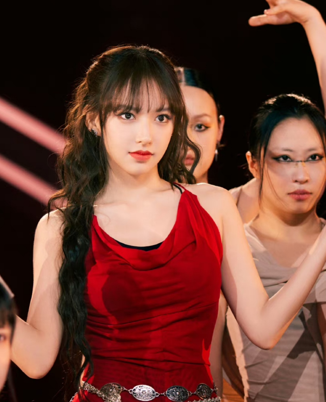 程潇一身红衣在舞台上闪闪发光,跳舞的她整个人都自信了,强大的气场和