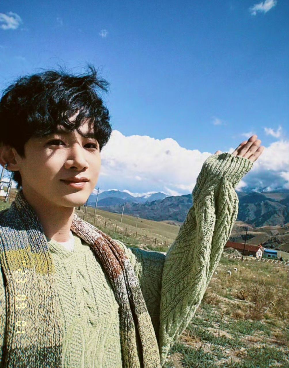 白敬亭在社交媒体上分享了他在新疆的旅行自拍,照片中他穿着绿色毛衣