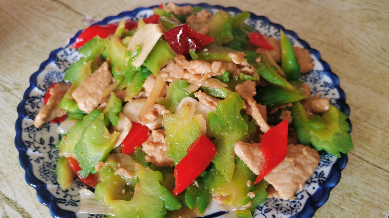 苦瓜炒肉片这样做才美味,苦瓜脆绿,肉片滑嫩,步骤清晰