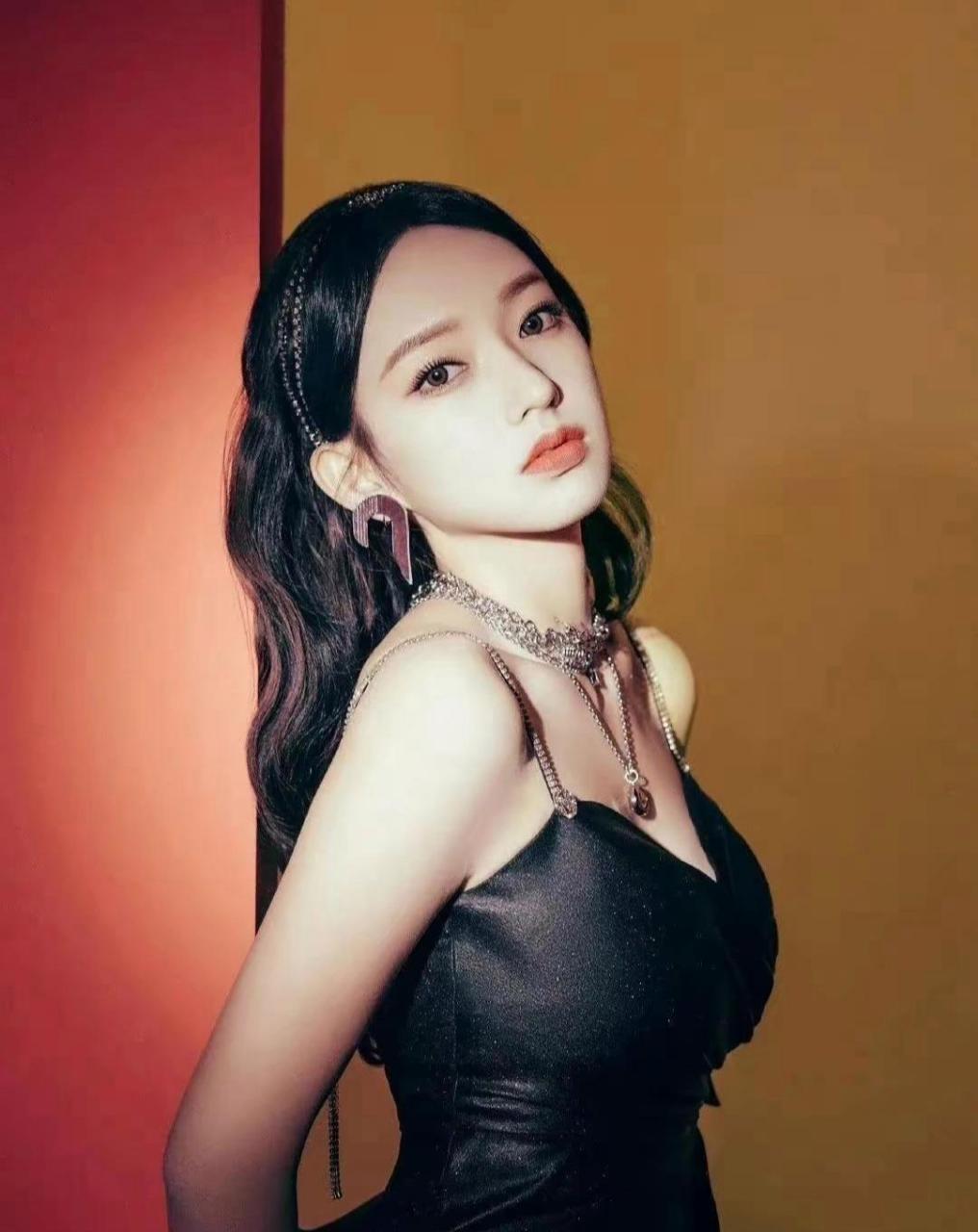 程潇真性感!吊带黑色短裙搭配白色长靴,性感十足,妩媚妖娆.