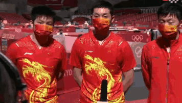 陈梦给孙颖莎戴口罩