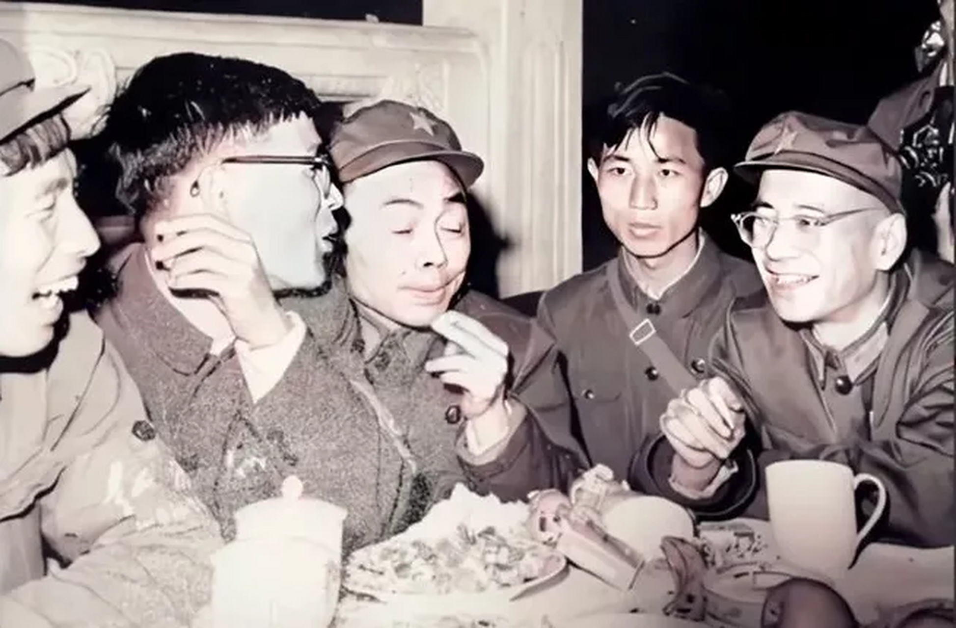 1967年5月,在天安门城楼上,戚本禹与蒯大富,关锋,韩爱晶,罗舜初等人正