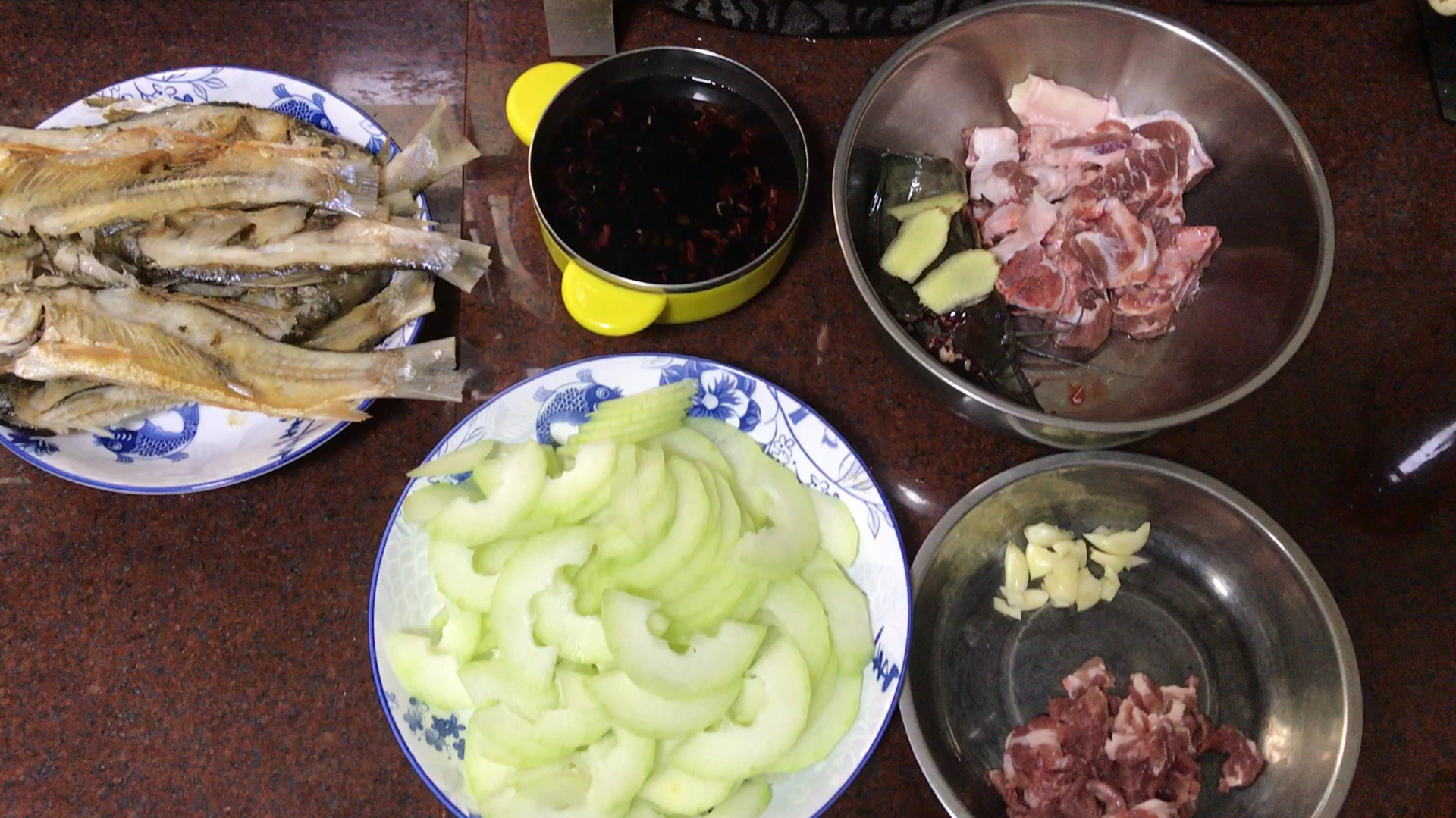 简单的晚餐:两菜一汤,瘦肉炒瓜,鲮鱼蒸豆是,塘鲺猪骨黑豆汤