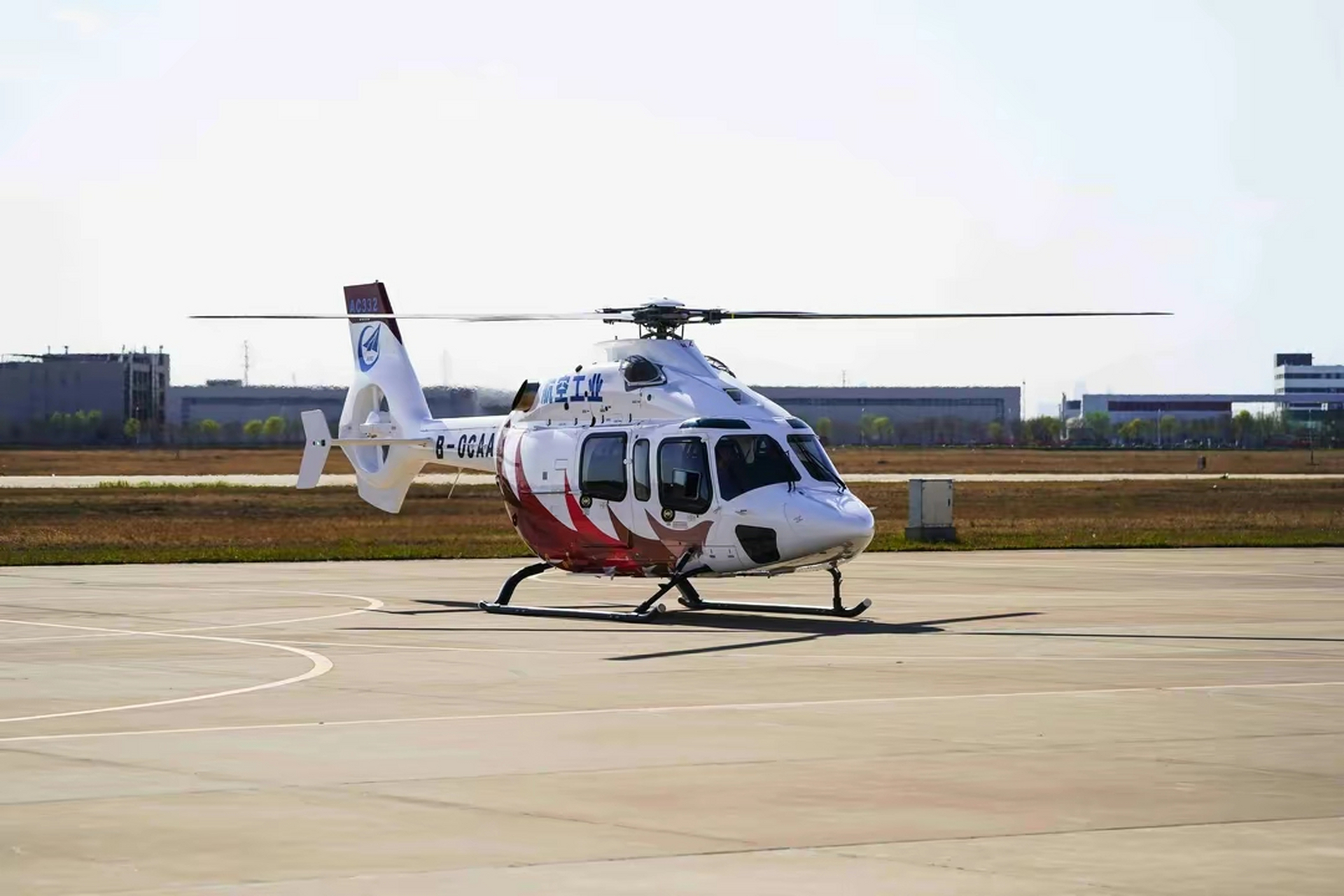 由中国航空工业研制的四吨级先进双发多用途直升机"吉祥鸟"ac332,在