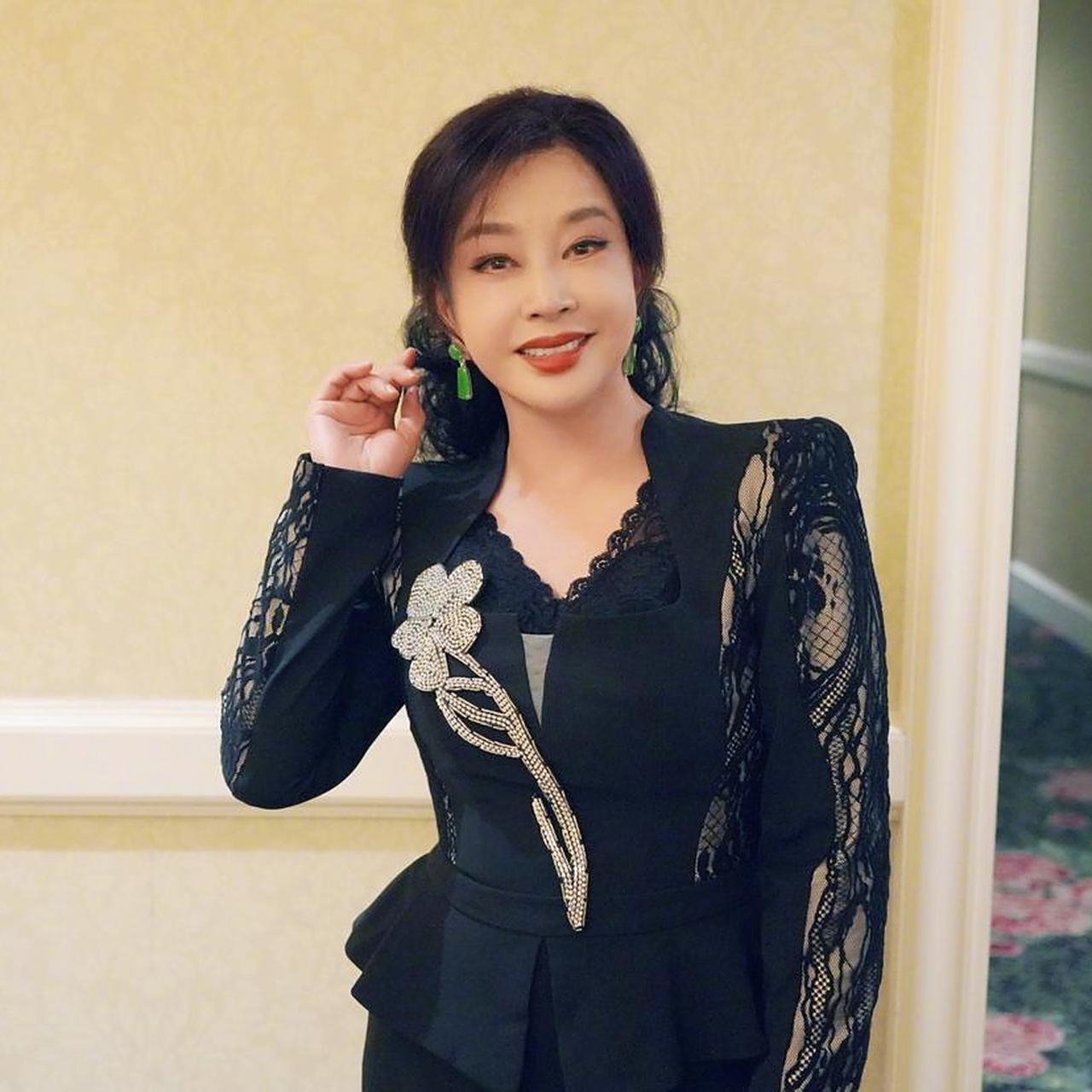 这是竟然是刘晓庆第36届中国电影金鸡奖颁奖典礼的红毯造型!