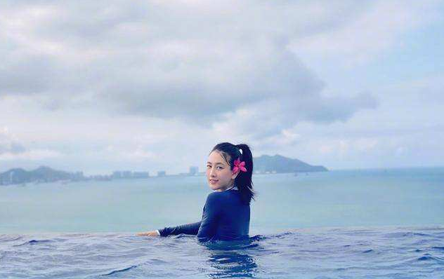 40岁的马苏游船太悠闲了!低领吊带显身材,紫发少女感强