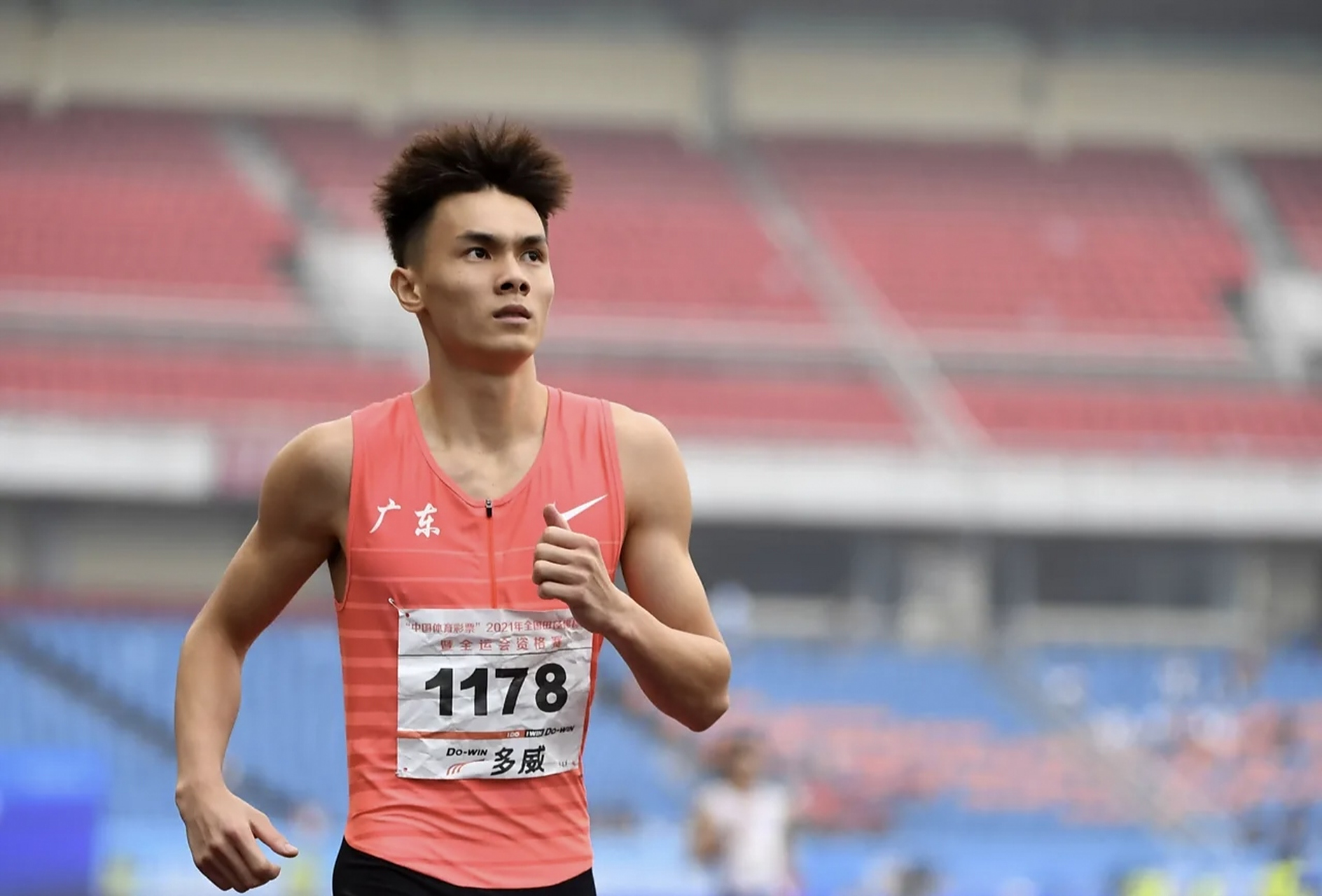 中国男子100米田径运动员五大飞人速度:  1.苏炳添  9秒83  2.