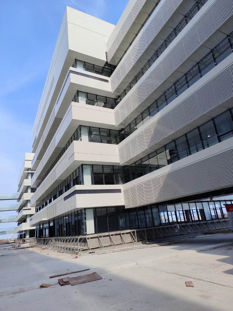 穿孔铝板在外立面装饰中经常应用,这取决于它#穿孔铝板# 具备节能遮阳