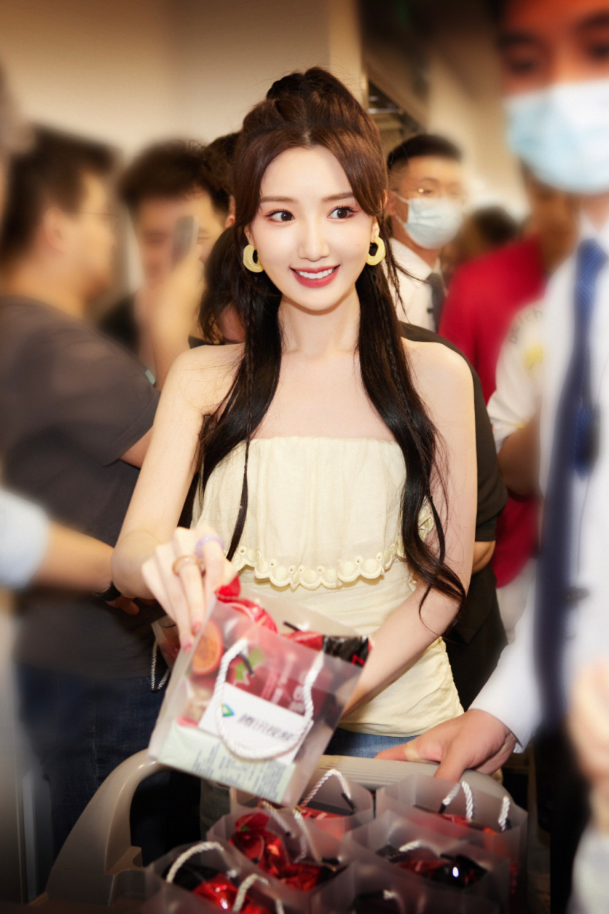 毛晓彤半高马尾