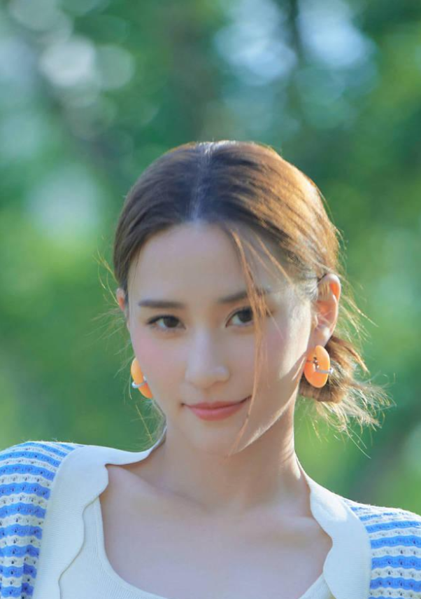 何超莲晒夏日氧气感写真,蓝色开衫丸子头青春洋溢,美的不可方物