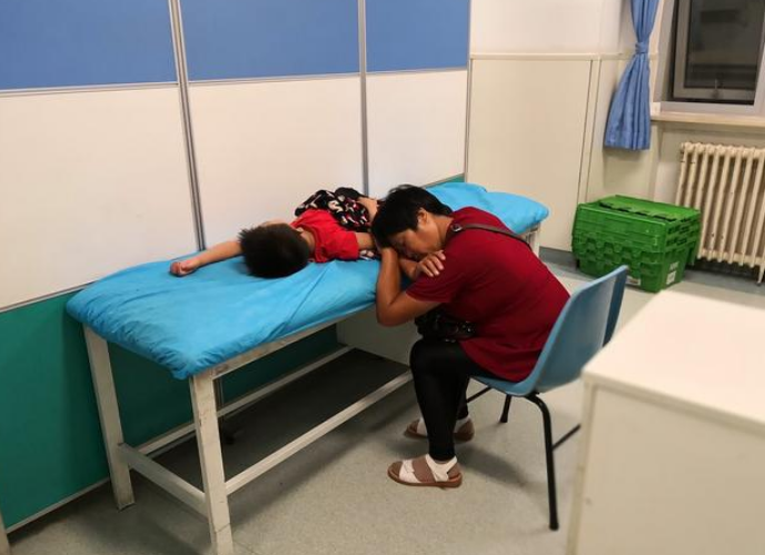 七个月婴儿灌肠死亡,父母心真大,婴幼儿灌肠至少存在这几个风险