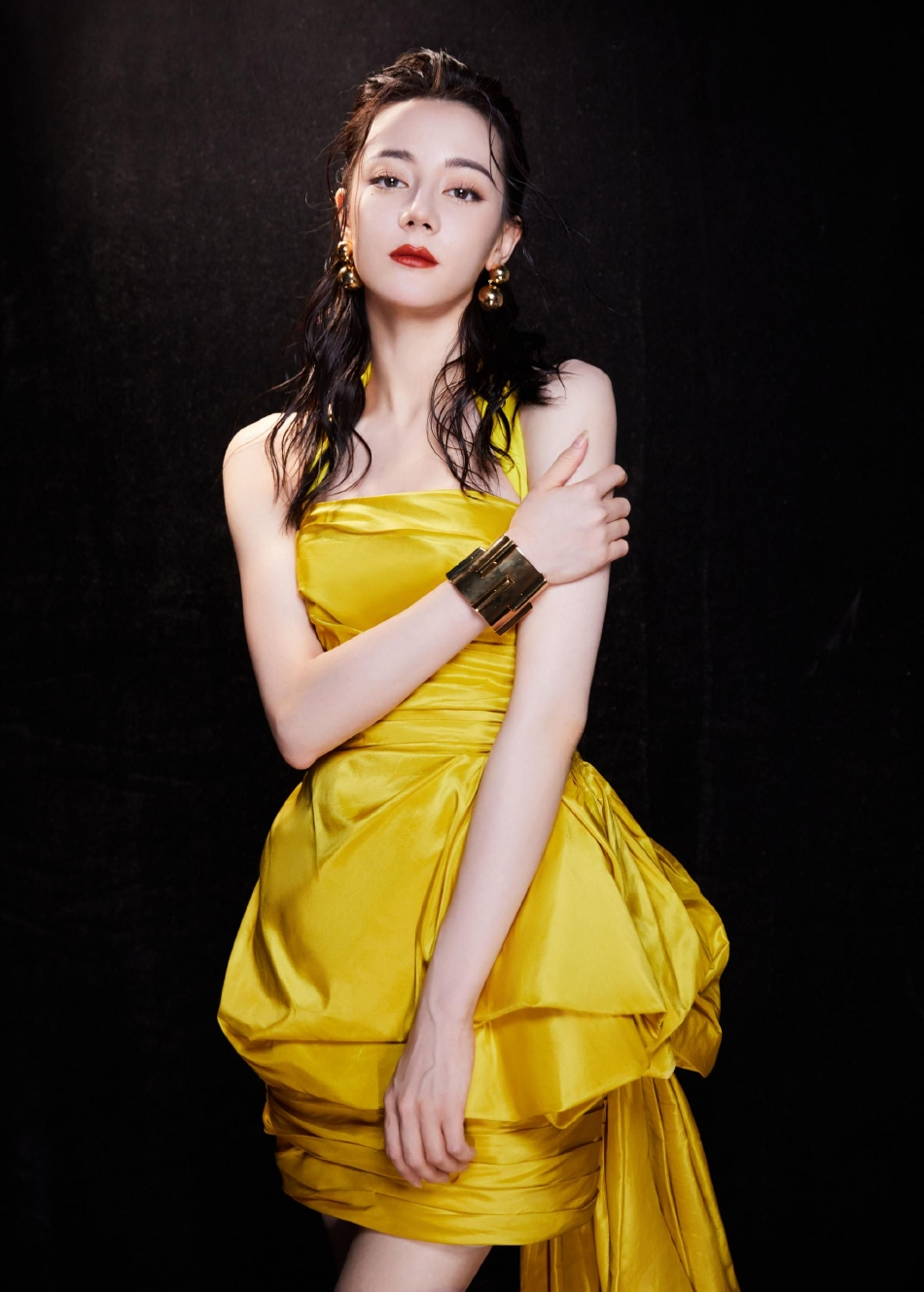 组图：迪丽热巴湿发造型写真释出 穿修身黄裙搭同色高跟鞋好迷人第2张图片