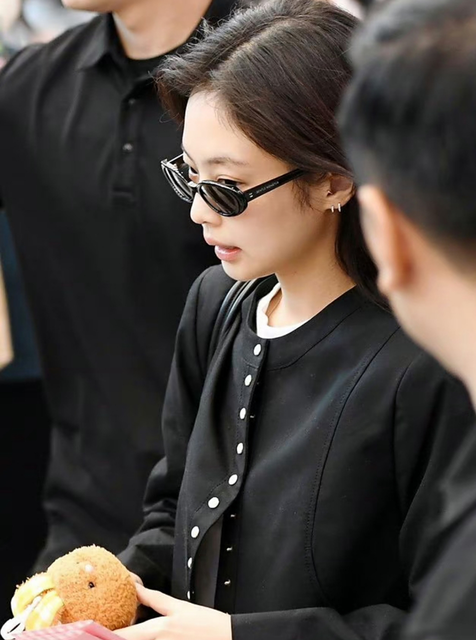 black pink的jennie,时尚表现力是真的强.