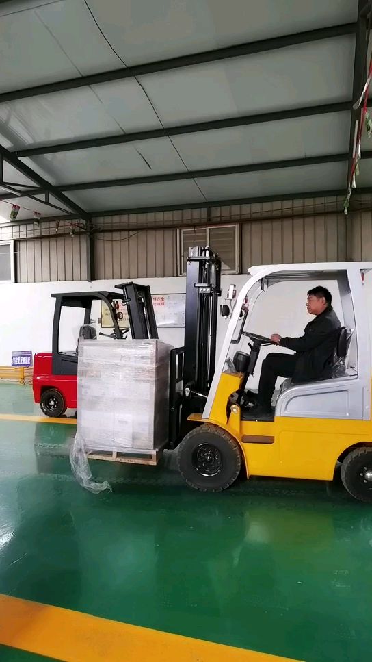 15吨电动叉车适应于仓库挑货卸货搬运