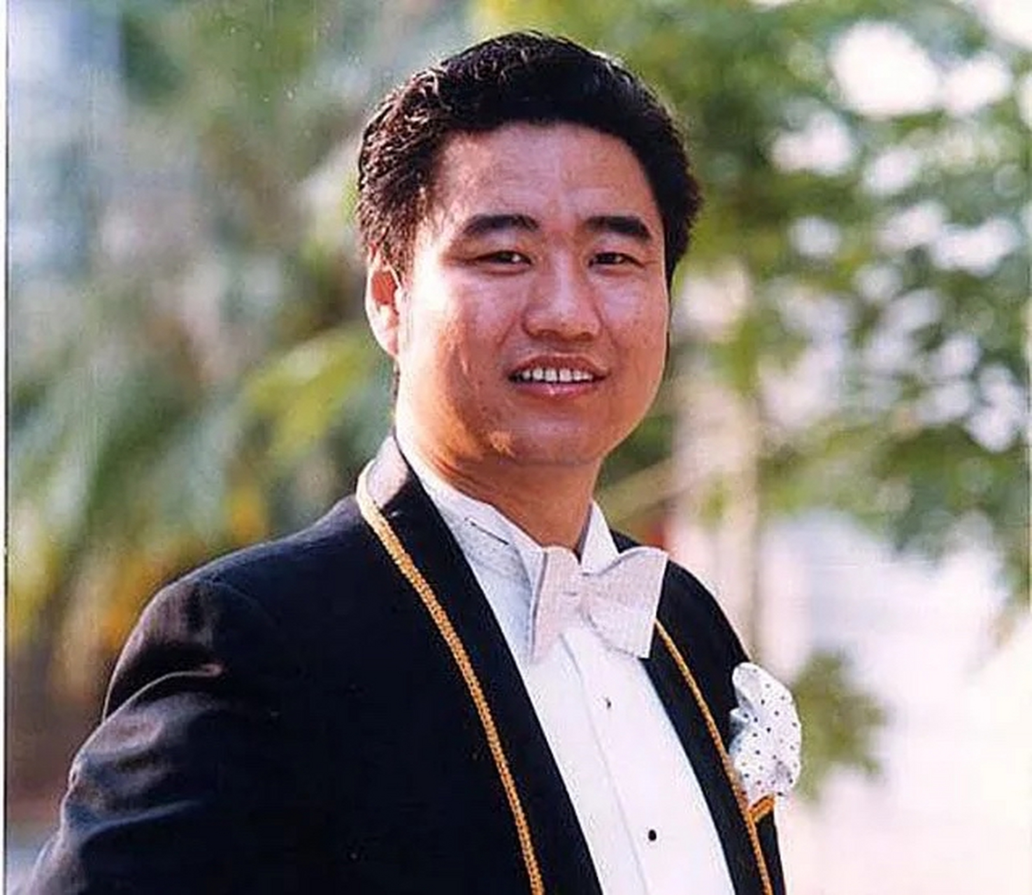 "  丛飞 ,原名张崇,他是一名普通的歌手,却致力于参加社会公益活