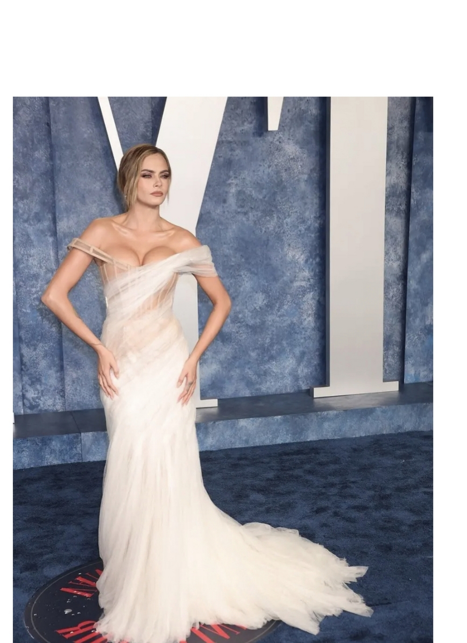 超模卡拉迪瓦伊参加95届奥斯卡颁奖典礼派对,身穿白色抹胸长裙,凸显好