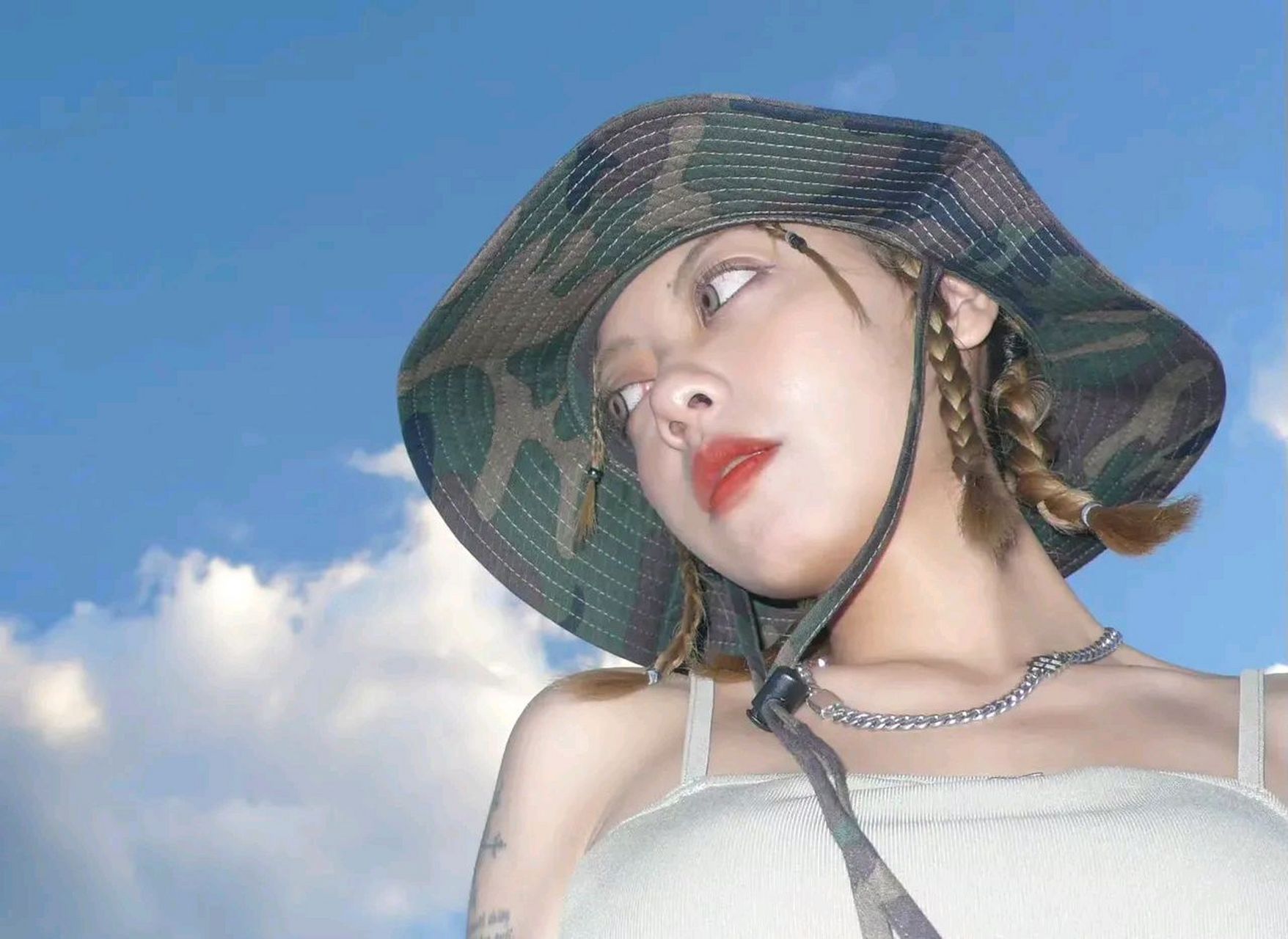 她叫薛黛霏,原名薛明媛,四川资阳安岳姑娘,毕业于成都工贸职业技术
