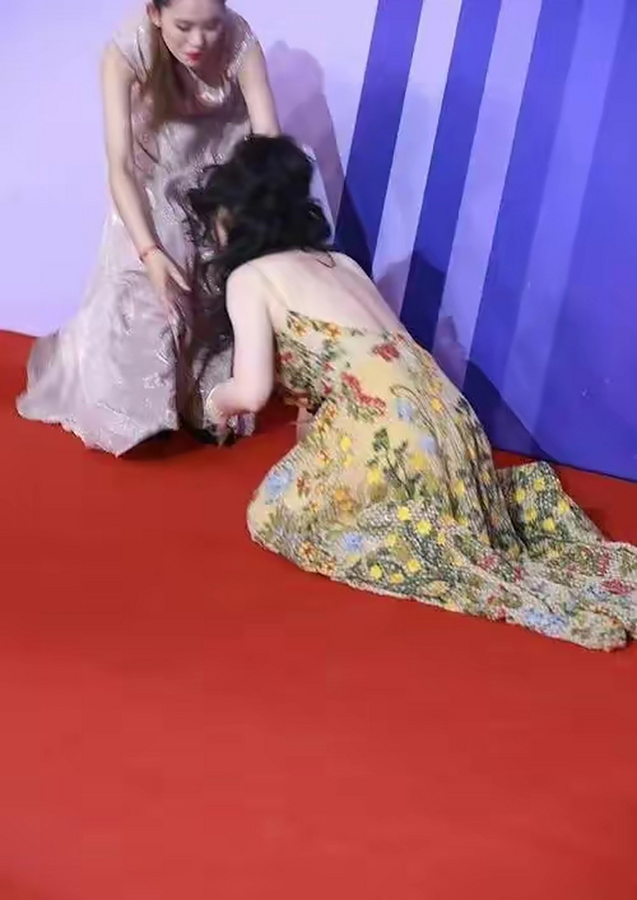 红地毯上最史诗般的尴尬,明星走红毯不幸跌倒大盘点