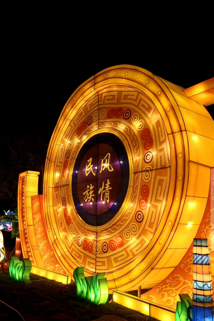 精美绝伦的灯展融入青秀山的园林山水,形成灯景辉映的景象.