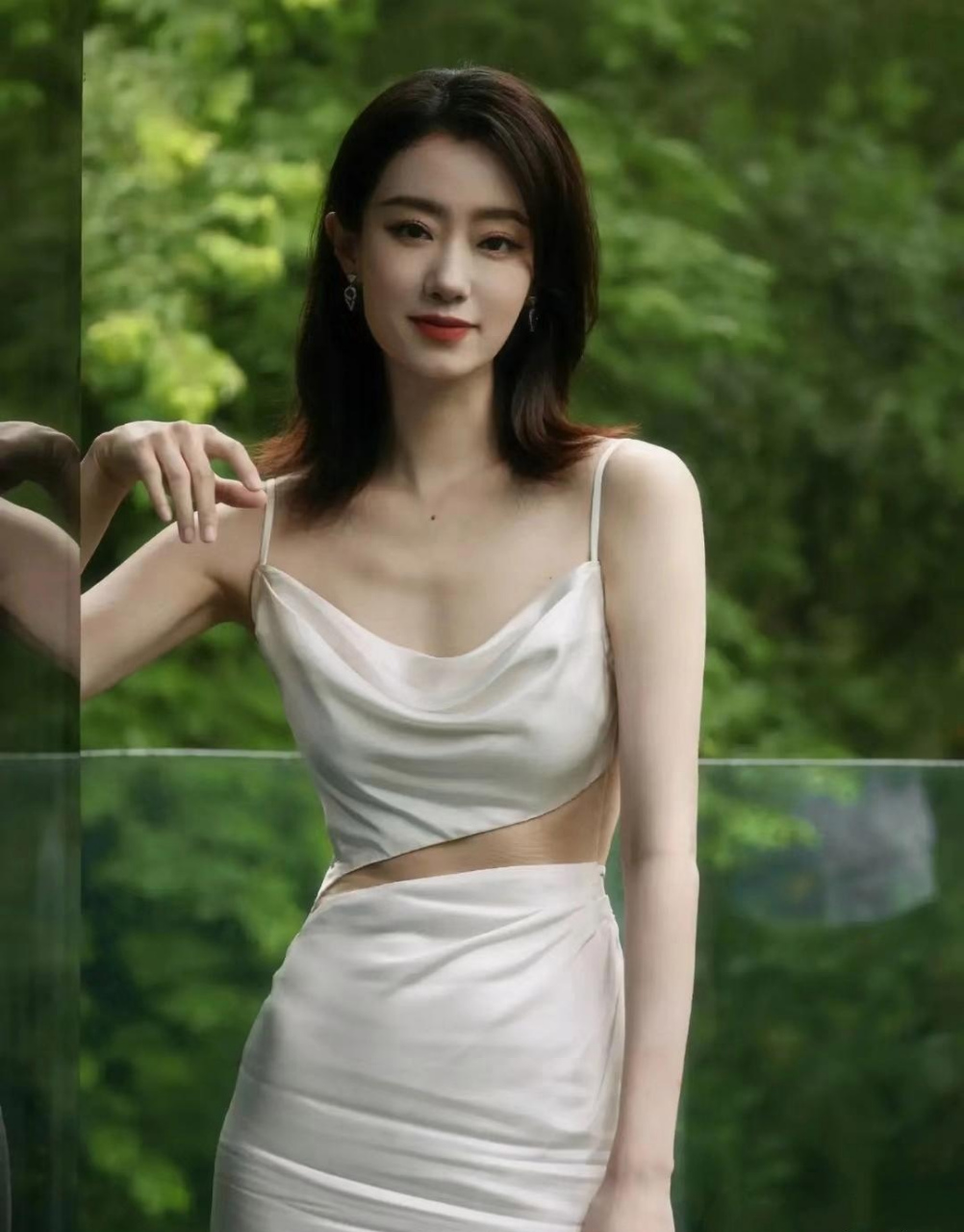 张小斐的气质偏知性优雅,身材虽然好,但真的不适合性感!