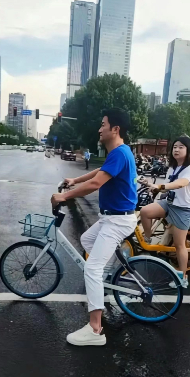 网友看到吴京骑共享单车! 有人问,战狼3什么时候上映?