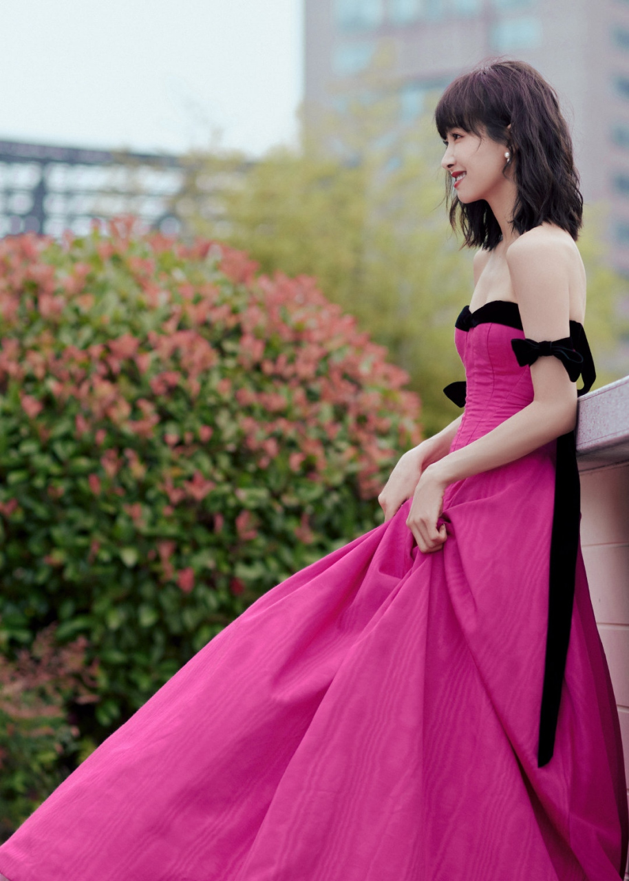 宋茜# 一袭玫红色抹胸露背礼裙,清纯甜美的容颜,窈窕曼妙的身材,前凸