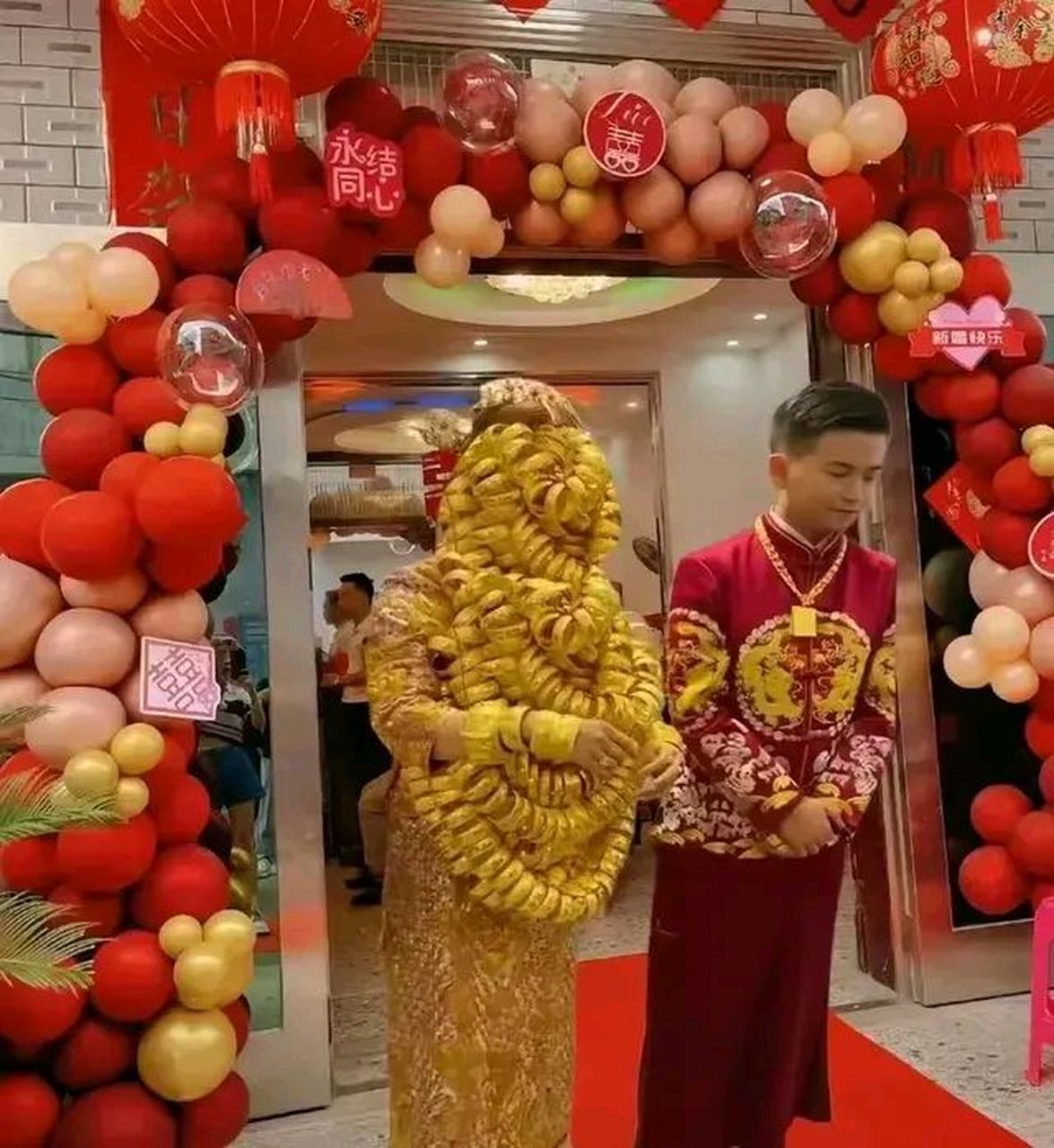 晋江一对夫妻结婚,新娘子全身堆满了黄金,本地风俗也是一种习惯,这压