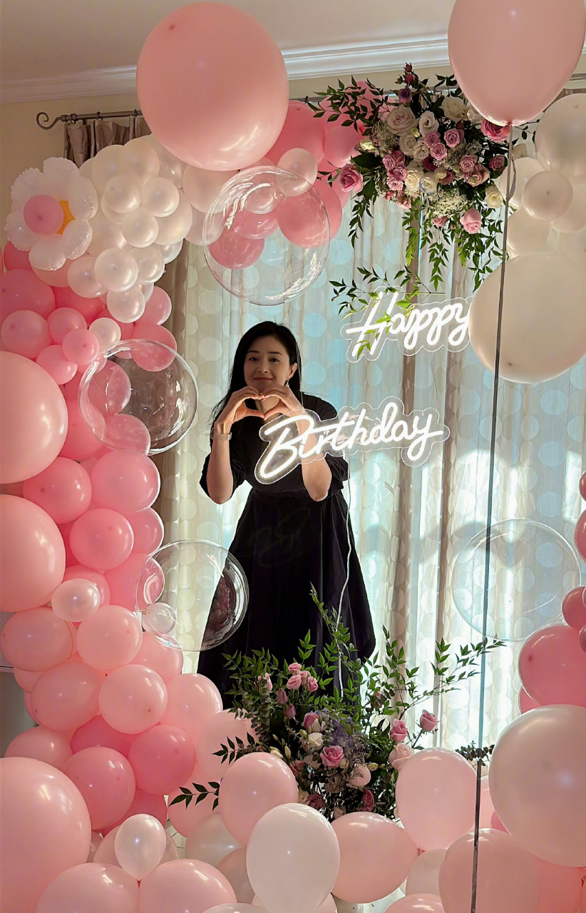 5月8日,蒋欣在微博晒出自己的生日照,配文道:就是没想过要过的也确实