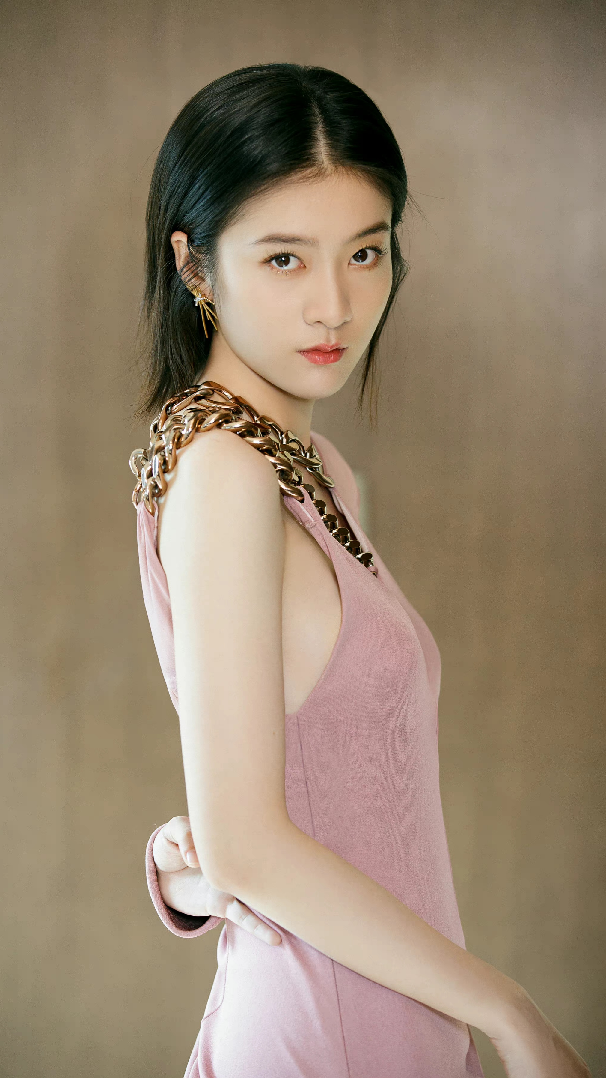 95后美少女张雪迎貌美如花,举手投足尽显气质